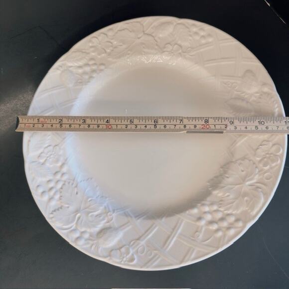 Mikasa English Countryside 6 White Dinner Plate Raised Flowers Grapes Basket VTG - Picture 7 of 8